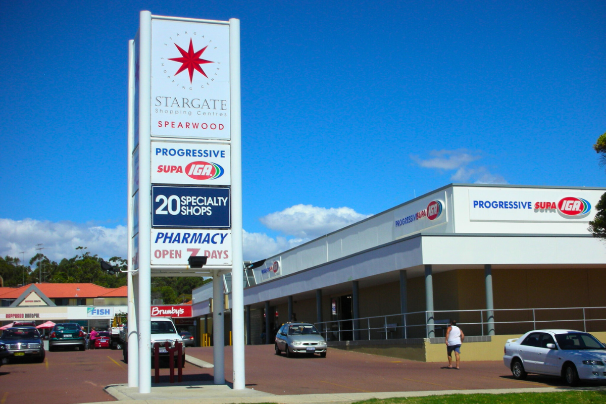 Perth Pylon Signage Go Graphics Pylon Signage 11 stargate shopping centre pylon sign outside spearwood retail precinct displaying mutli tenants