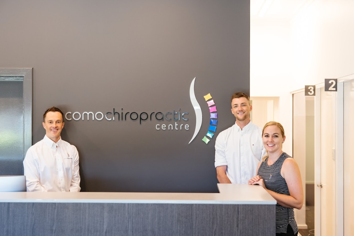 Reception Signage Como Chiropractic Centre Perth Go Graphics Reception Signage 3 Como Chiropractic Centre reception area displaying custom reception sign with 3 staff members standing behind reception desk